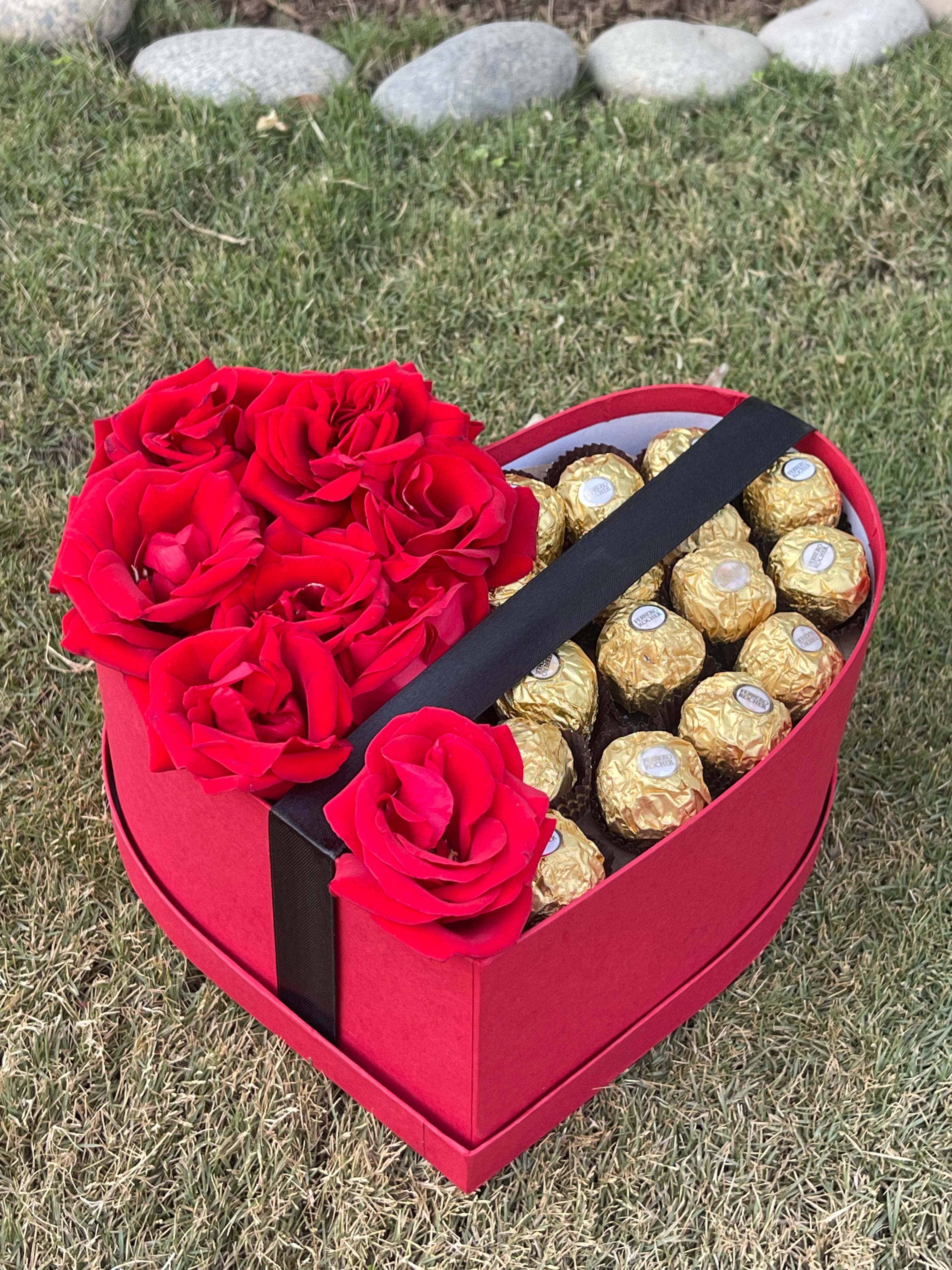 Sweetheart Treasure Ferrero and Flowers Box Sweetheart Treasure Ferrero and Flowers Box