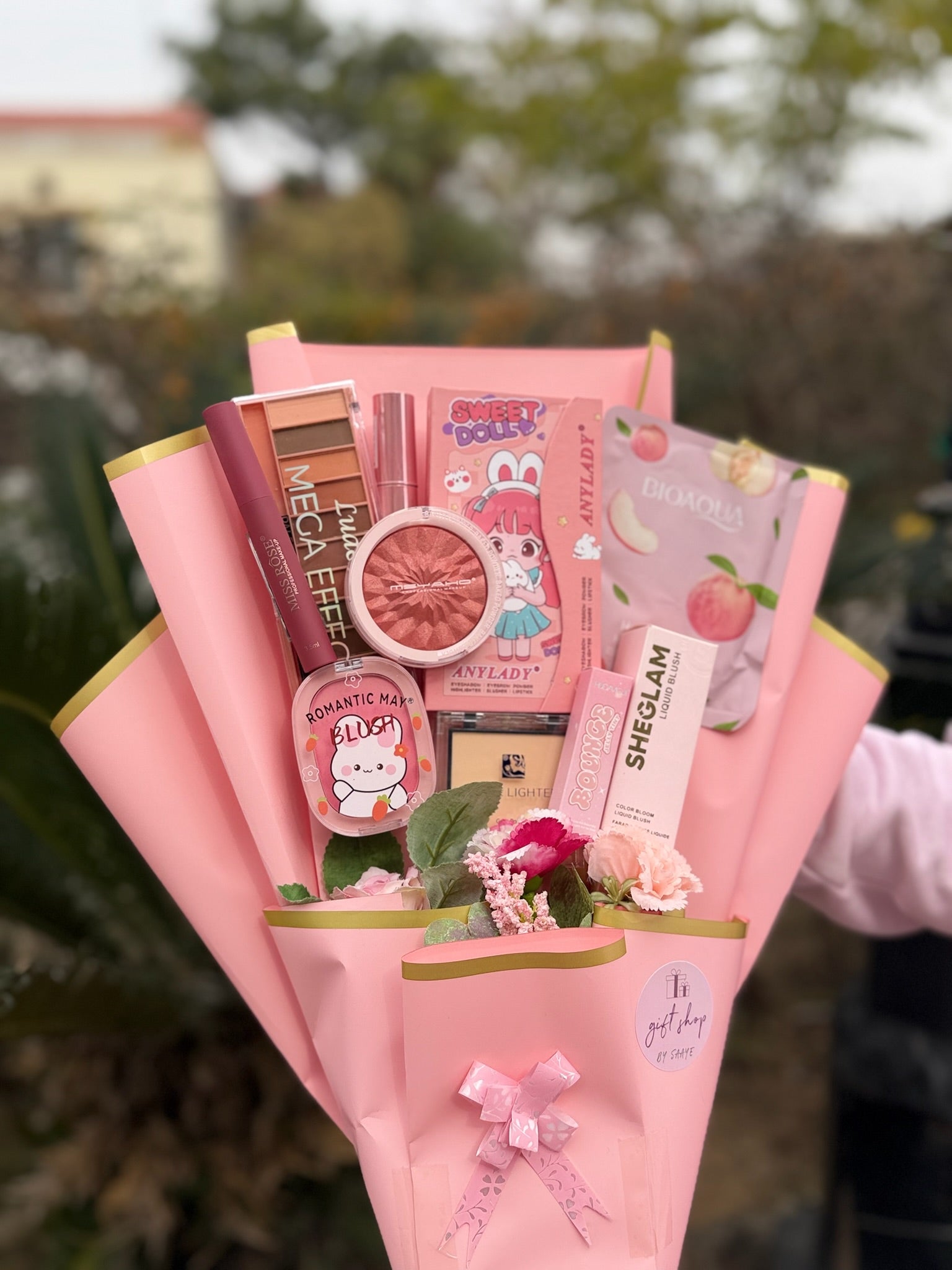 Minimal Makeup Bouquet Pink